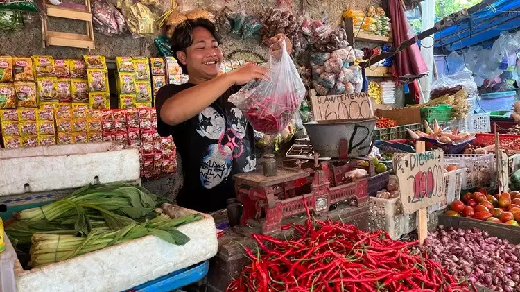 Pedagang di pasar Kebayoran Lama mengaku tidak ada kenaikan harga dan stok barang saat ada demo.