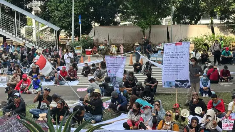 Ratusan warga Pati, Jawa Tengah, saat selawatan di depan Gedung Merah Putih KPK, Jakarta, Senin (1/9/2025).