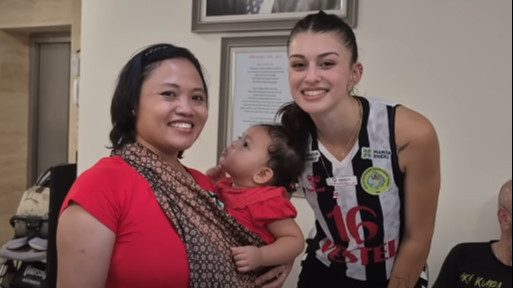 Rusinah berfoto bersama pemain Manisa BBSK