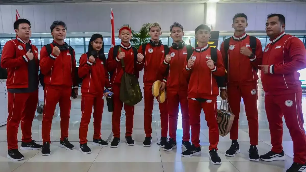 Para atlet dan ofisial PB Pertacami (Persatuan Tarung Campuran Indonesia) saat akan mengikuti AMMA Youth Championship 2025