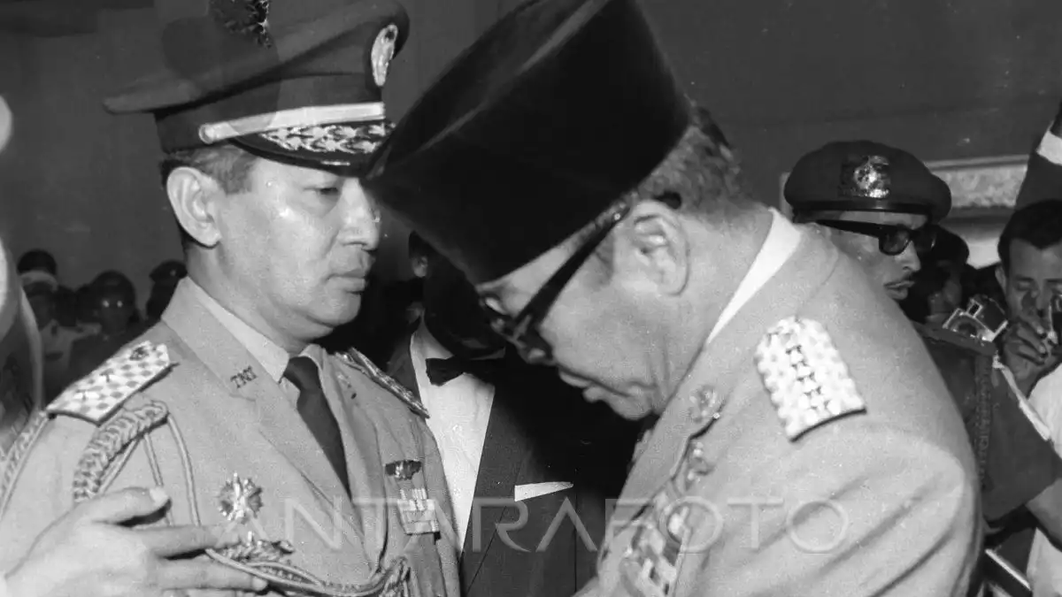 Presiden Soekarno (kanan) melantik Menteri Utama bidang Pertahanan dan Keamanan Jenderal TNI Soeharto (kiri) di Istana Negara, Jakarta Pusat