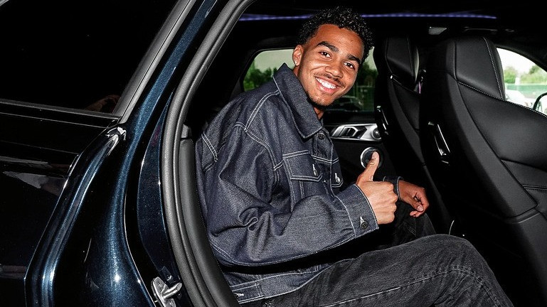 Berita AC Milan: Dari Akanji ke Gomez hingga Nama Absurd Odogu, Manuver Kilat Rossoneri Dapatkan Bek Baru di Deadline Bursa Transfer
            - galeri foto