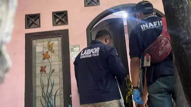 Tim gabungan saat melakukan olah TKP lanjutan pada lokasi penemuan lima jenazah yang terkubur dalam satu liang di Kelurahan Paoman, Indramayu, Jawa Barat, Rabu (3/9/2025).