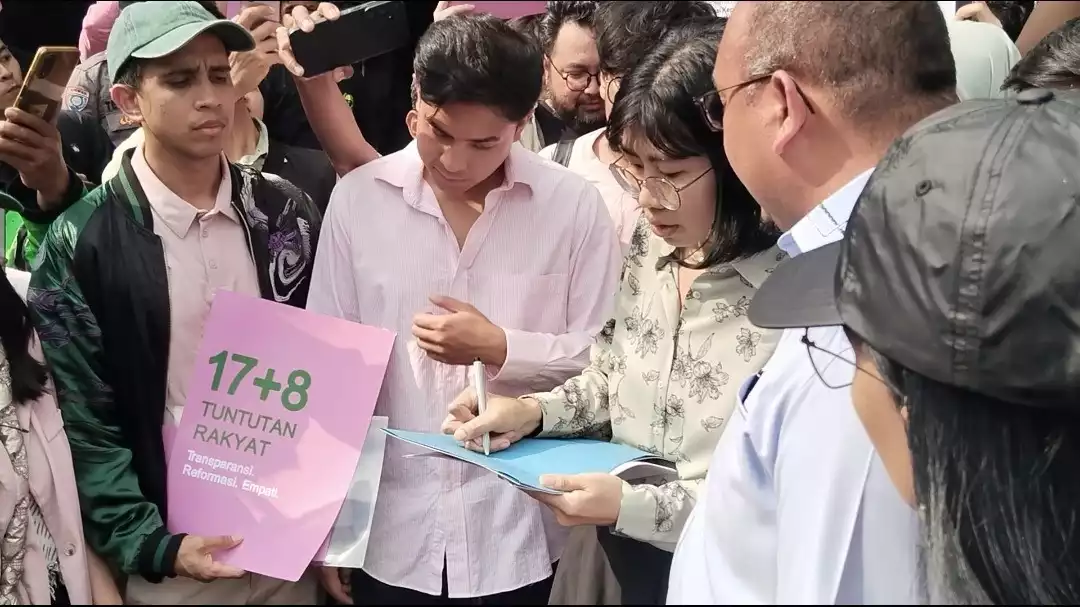 Aktivis dan influencer menyerahkan 17+8 tuntutan rakyat ke Dewan Perwakilan Rakyat (DPR RI) pada Kamis (4/9/2025).