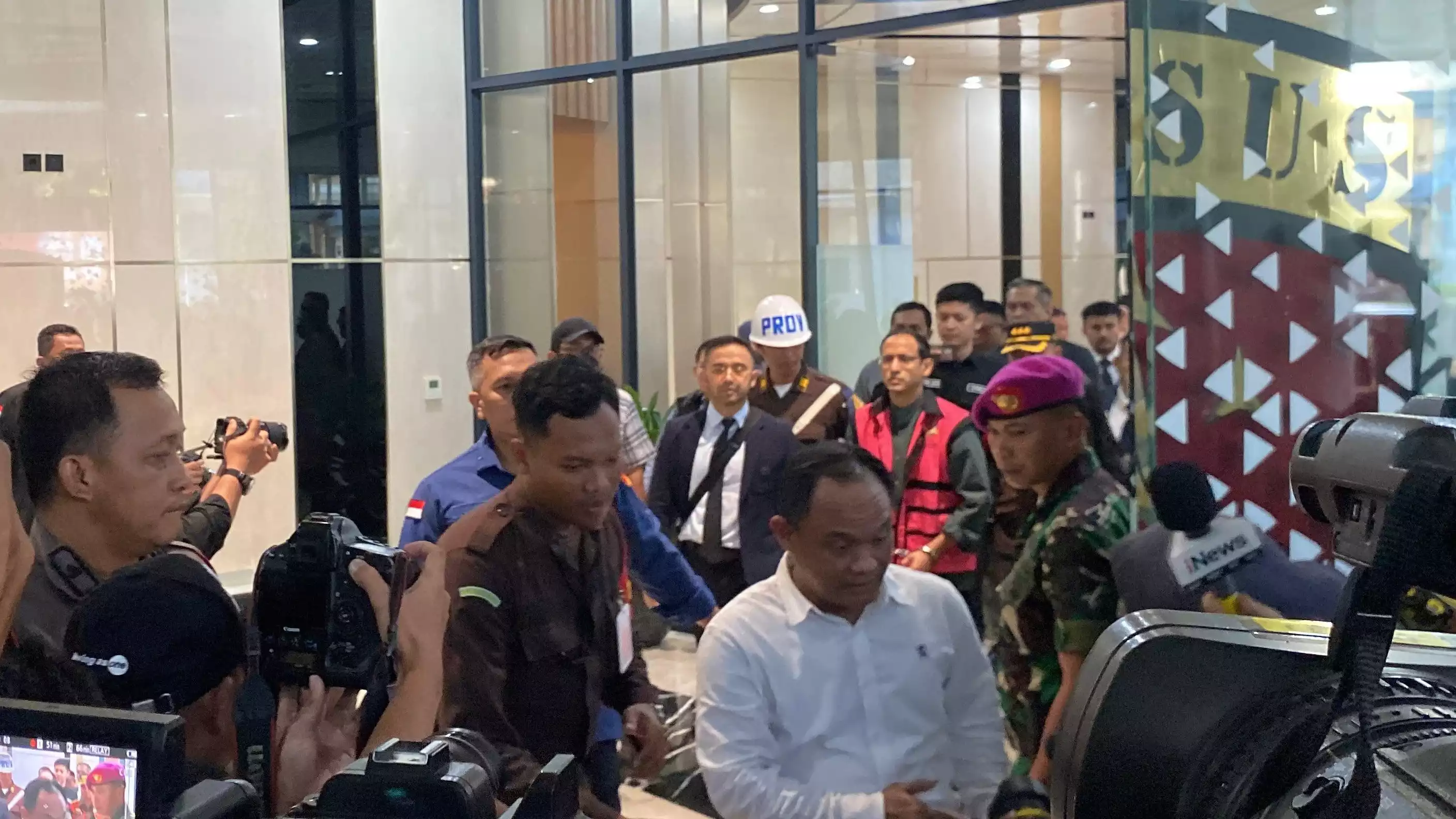 Mendikbudristek periode 2019–2024, Nadiem Anwar Makarim mengenakan rompi tahanan Kejagung berwarna merah muda digiring ke mobil tahanan, Kamis (4/9/2025).