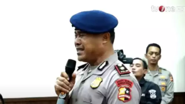 Komandan Batalyon Resimen 4 Korbrimob, Kompol Cosmas Kaju Gae saat divonis sanksi etik pemberhentian tidak dengan hormat (PTDH) buntut kasus tewasnya pengemudi ojek online (Ojol), Affan Kurniawan akibat dilindas rantis Brimob.