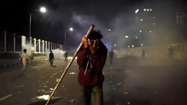 Pengunjuk rasa menahan gas air mata saat demo di depan gedung DPR pada akhir Agustus 2025 lalu.