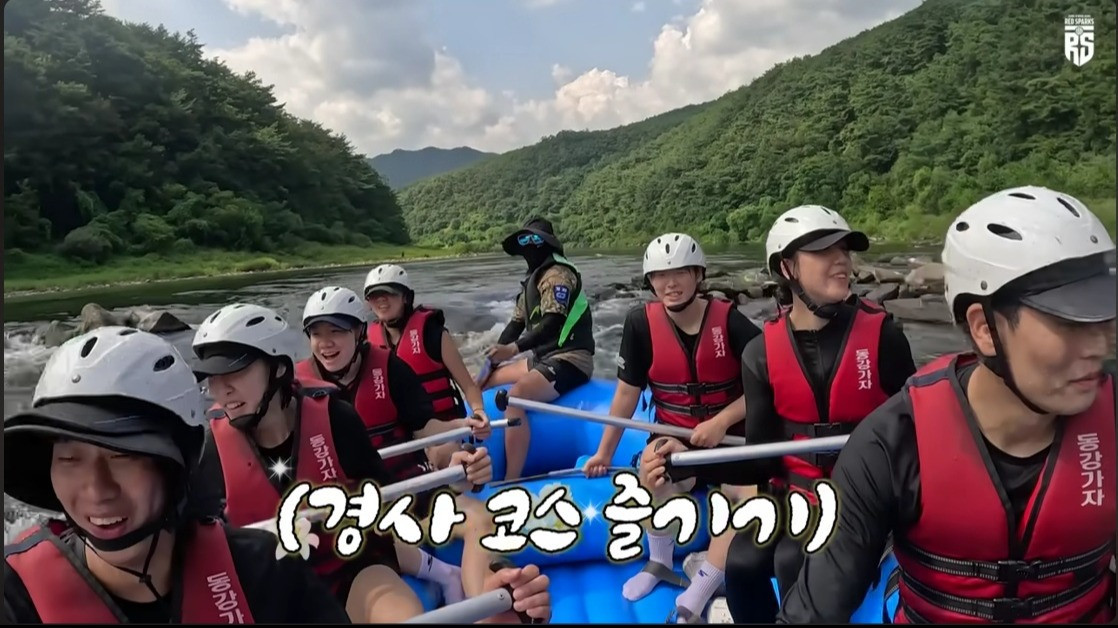 Ko Hee-jin, staf pelatih dan pemain Red Sparks melakukan kegiatan outdoor arung jeram.