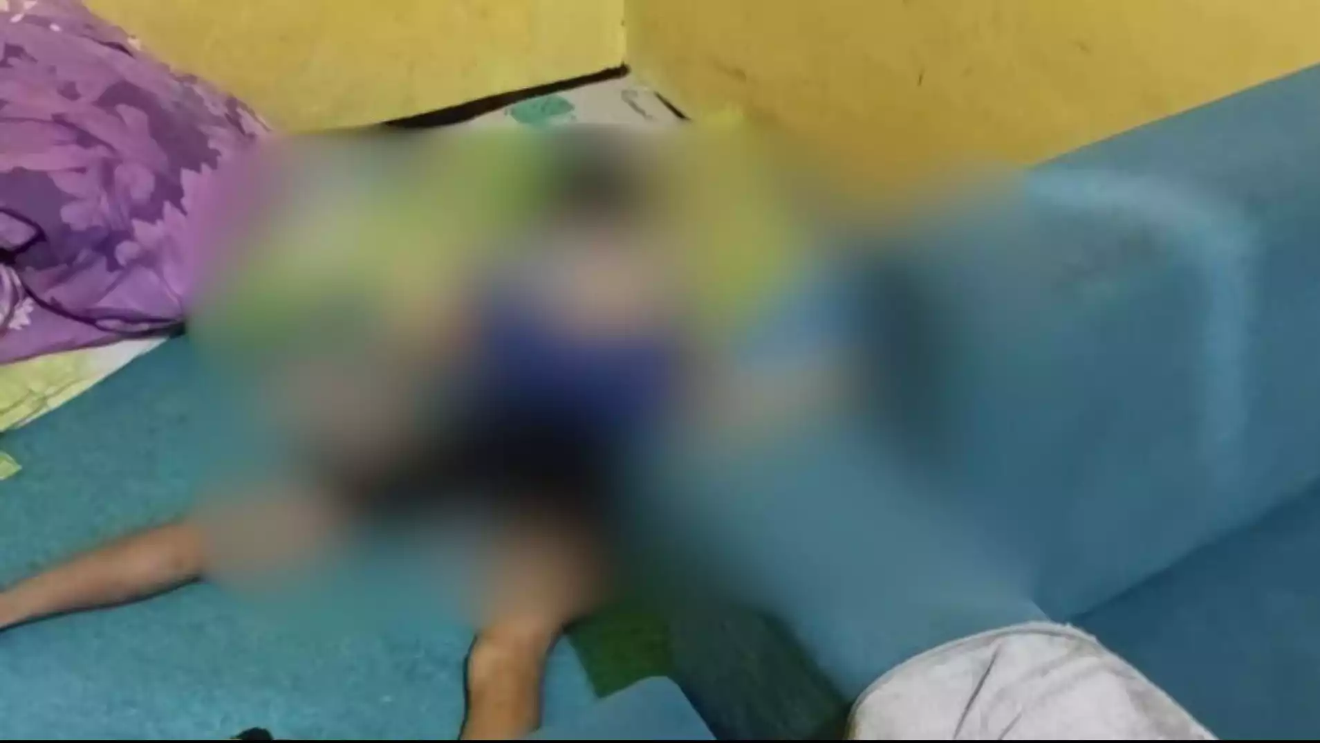 Salah seorang anak yang ditemukan meninggal dunia oleh aparat kepolisian saat melakukan olah tempat kejadian perkara pada kasus seorang ibu gantung diri dan dua anaknya tewas di Kabupaten Bandung, Jawa Barat, Jumat (5/9/2025).