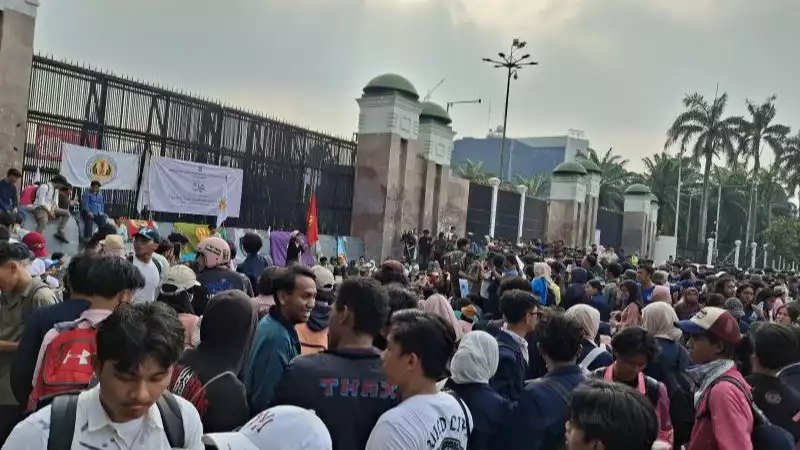 Ratusan mahasiswa dari Universitas Padjadjaran (Unpad) berunjuk rasa di depan Kompleks DPR/MPR Senayan, Jakarta, Jumat (5/9/2025).
