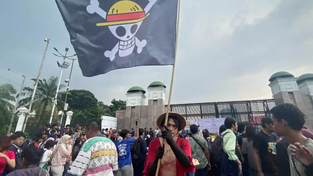 Momen Unik Cosplayer One Piece Ikut Aksi Damai di Gedung DPR