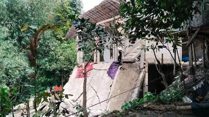 Kondisi bangunan majelis yang ambruk di Bogor