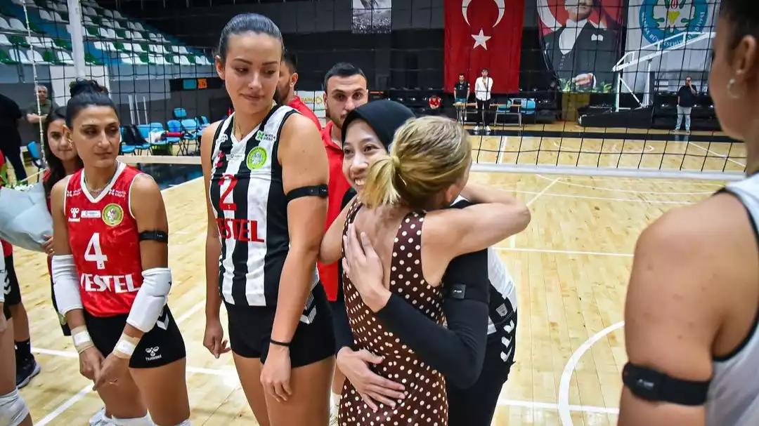 Siapa Sosok Wanita Berkelas yang Peluk Megawati Hangestri saat Manisa BBSK Juara Turnamen Pramusim Ferdi Zeyrek 2025?