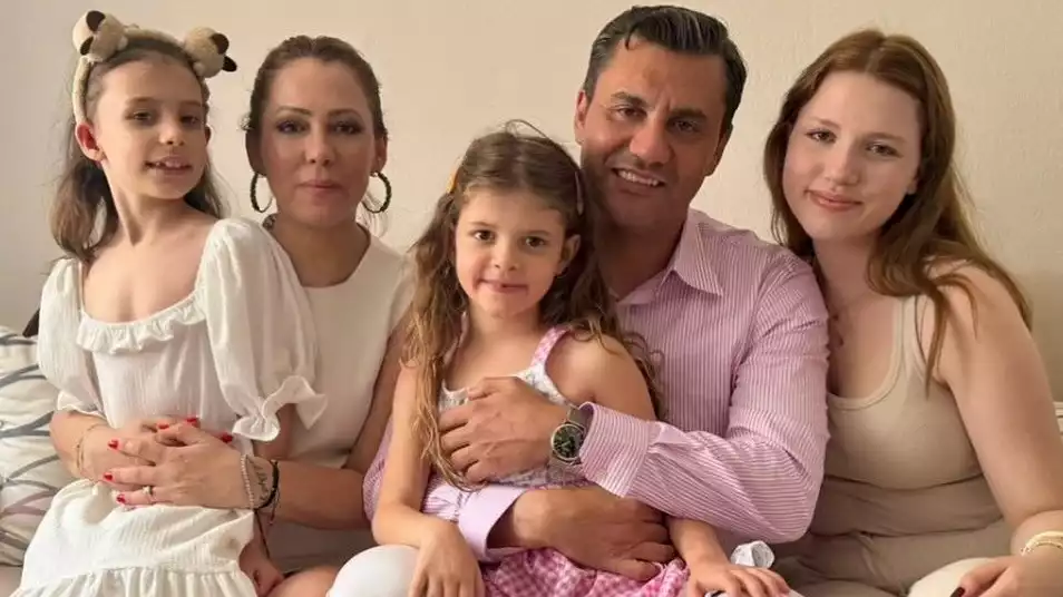 Ferdi Zeyrek wafat meninggalkan istrinya Nurcan dan tiga putri.