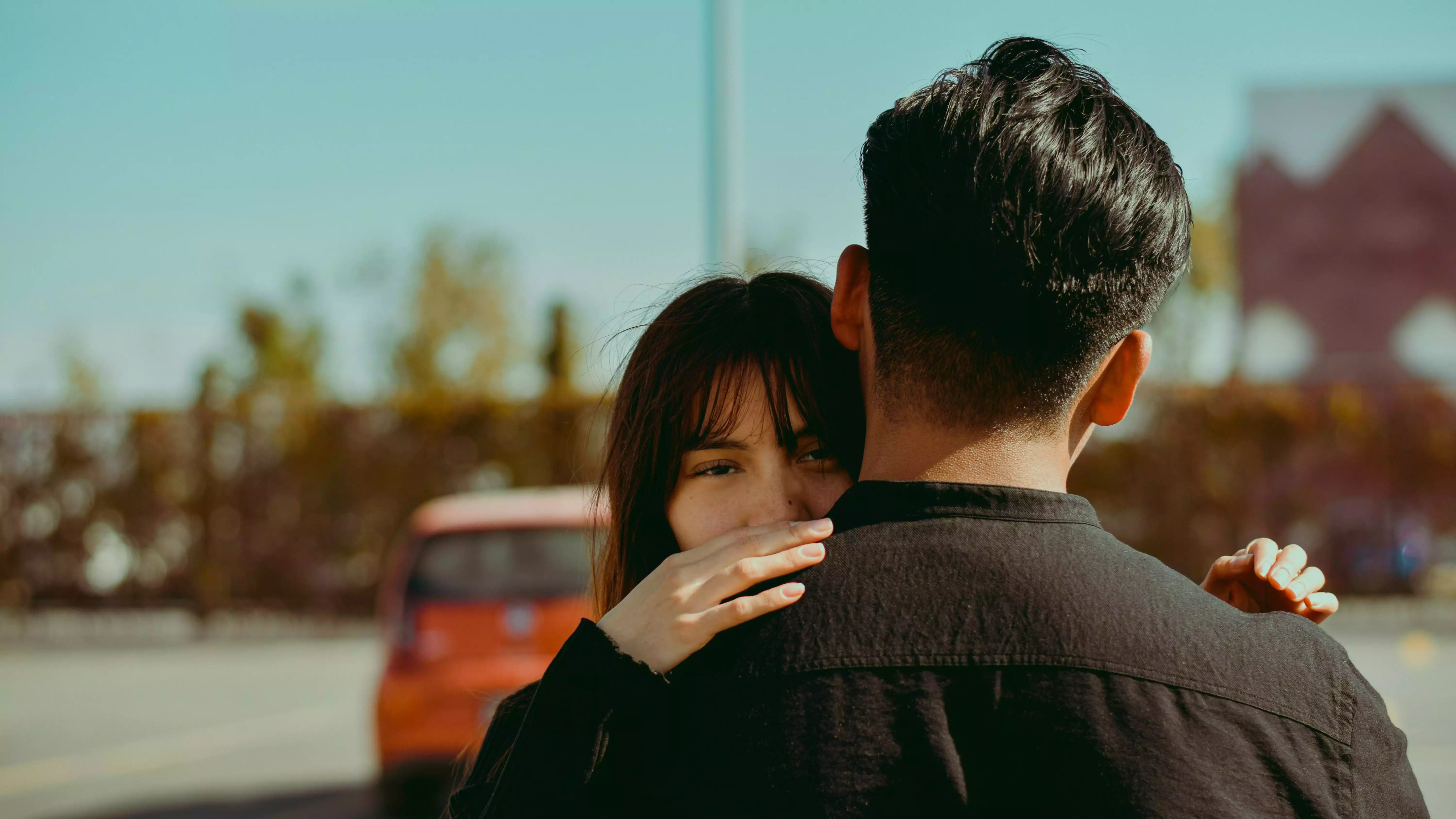 Ilustrasi pasangan saling berpelukan