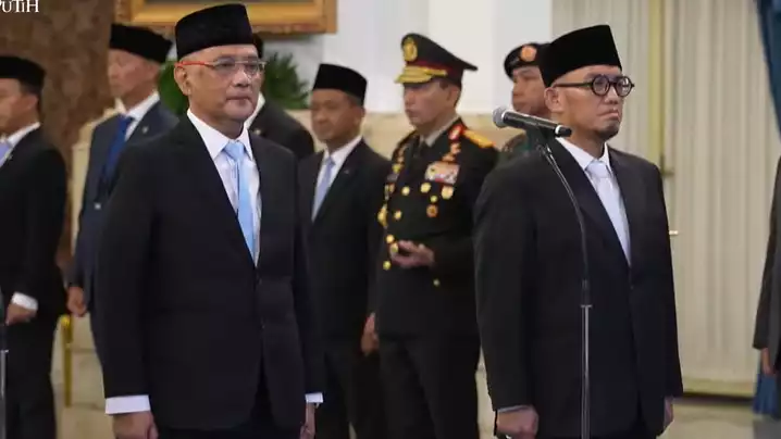 Mochamad Irfan Yusuf atau Gus Irfan (kiri) resmi dilantik sebagai Menteri Haji dan Umrah, Senin (8/9/2025).