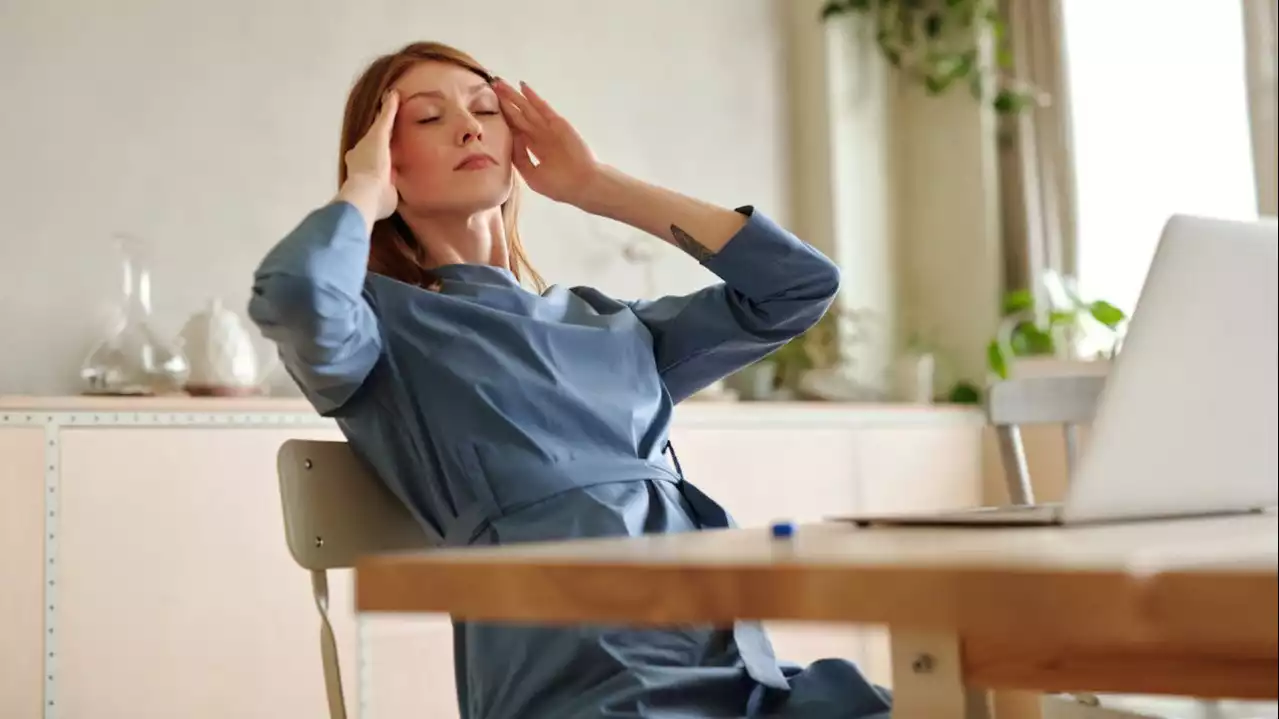 ilustrasi bekerja sambil duduk