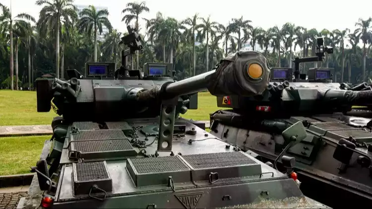 Alutsista dan Kendaraan Taktis Brimob Berjaga di Monas, Jadi Spot Swafoto Warga dan Turis