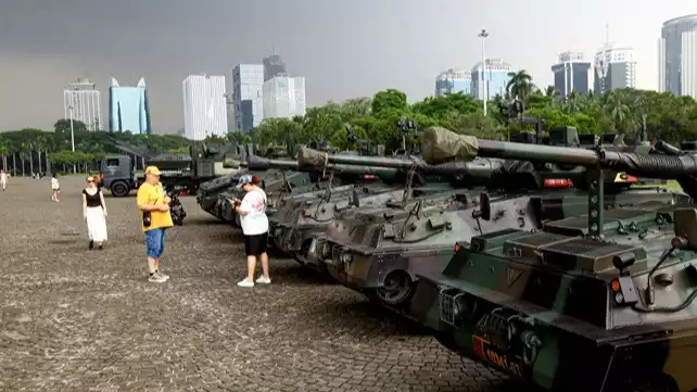 Alutsista dan Kendaraan Taktis Brimob Berjaga di Monas, Jadi Spot Swafoto Warga dan Turis