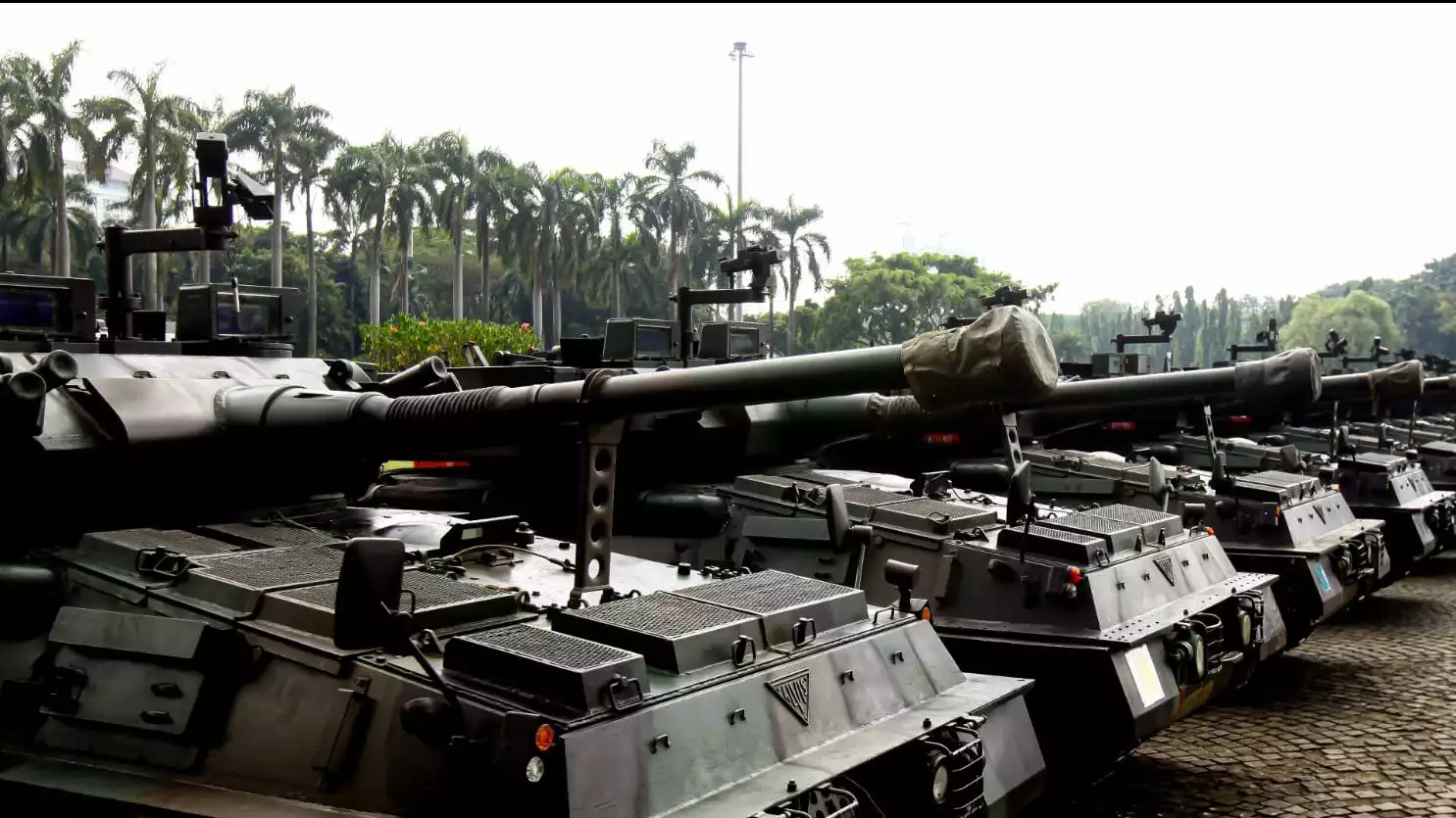 Alutsista dan Kendaraan Taktis Brimob Berjaga di Monas, Jadi Spot Swafoto Warga dan Turis