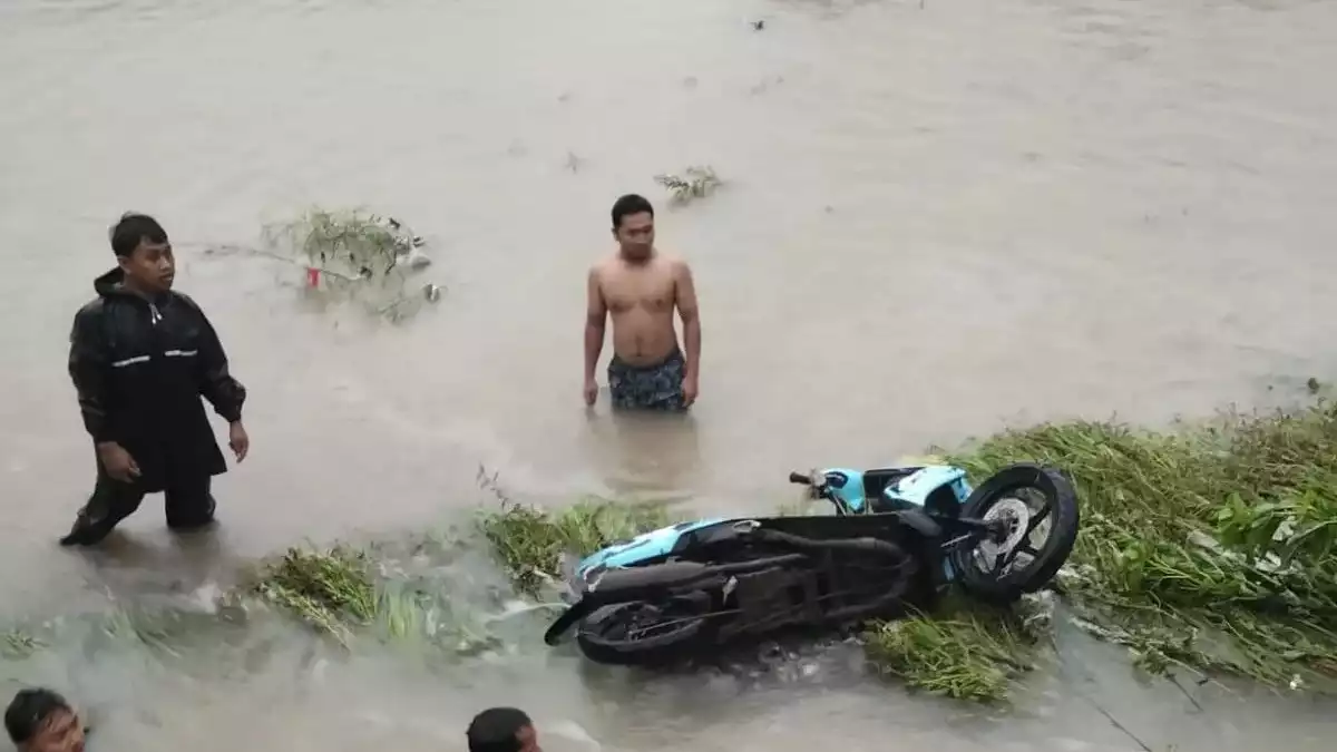 Suami Selamat, Istri Hilang Terseret Arus Deras Banjir di Jembrana Bali