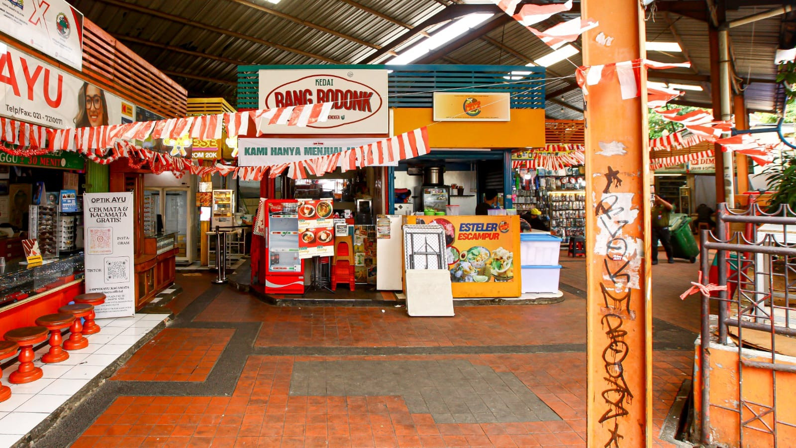 Suasana aktivitas perdagangan di Plaza 2 Blok M, Jakarta Selatan