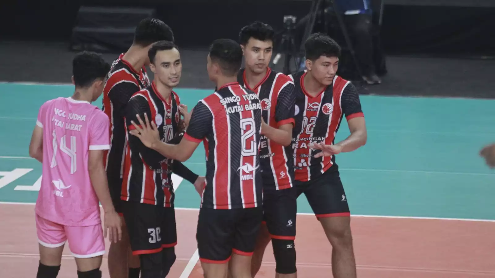 Nizar Julfikar dan pemain Singo Yudha di Livoli Divisi Utama 2025