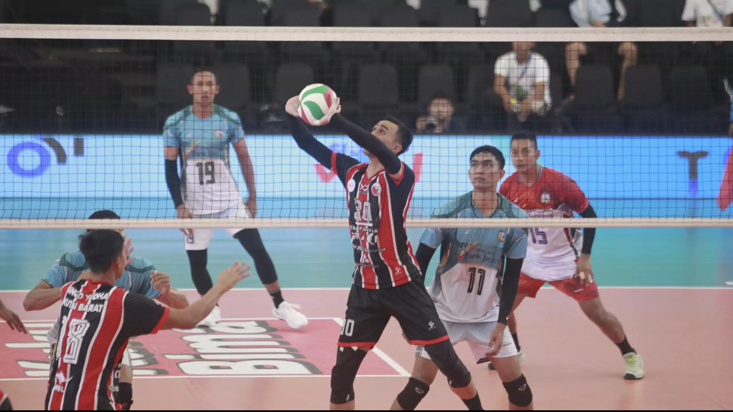 Nizar Julfikar (Singo Yudha) vs Doni Haryono (Berlian Bank Jateng) di Pool A Livoli Divisi Utama 2025.