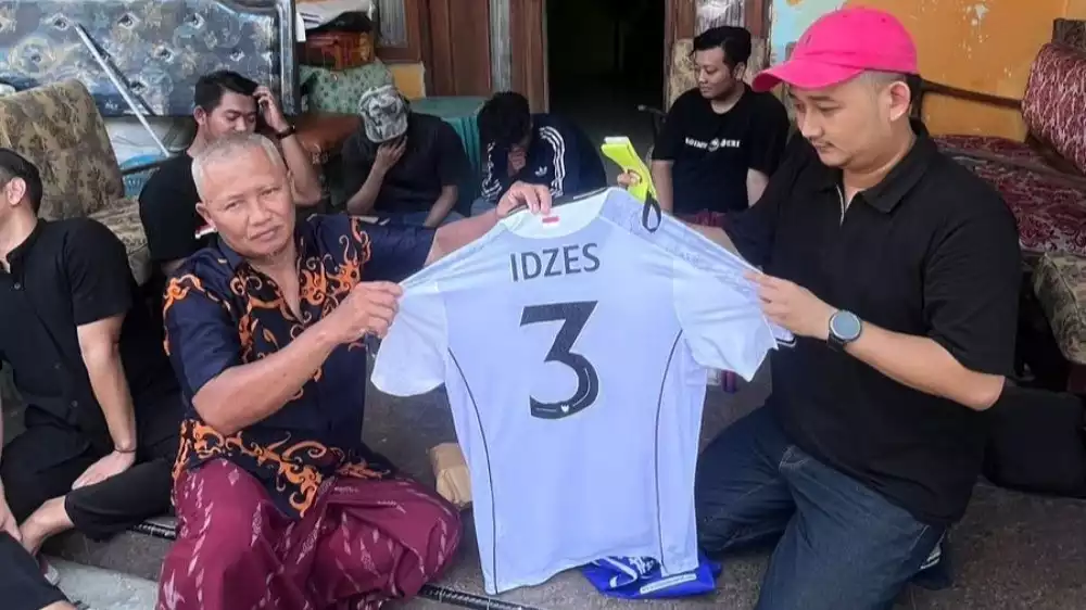 Perwakilan suporter Ultras Garuda beri jersey Timnas Indonesia milik Jay Idzes kepada keluarga almarhum Djalu Ariel Fristianto