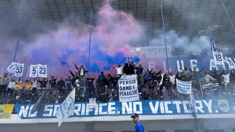 Arsip- Ribuan suporter Persib Bandung yakni Bobotoh saat memadati area tribun Stadion Gelora Bandung Lautan Api (GBLA), Kota Bandung, Jawa Barat.