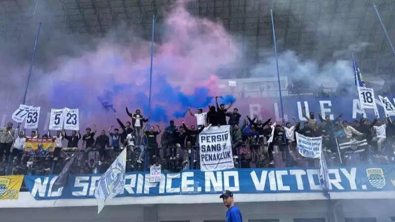 Arsip- Ribuan suporter Persib Bandung yakni Bobotoh saat memadati area tribun Stadion Gelora Bandung Lautan Api (GBLA), Kota Bandung, Jawa Barat.