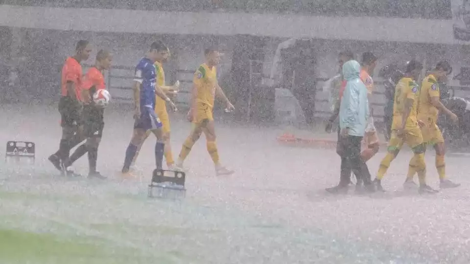 Hujan Deras di Laga Persib Vs Persebaya