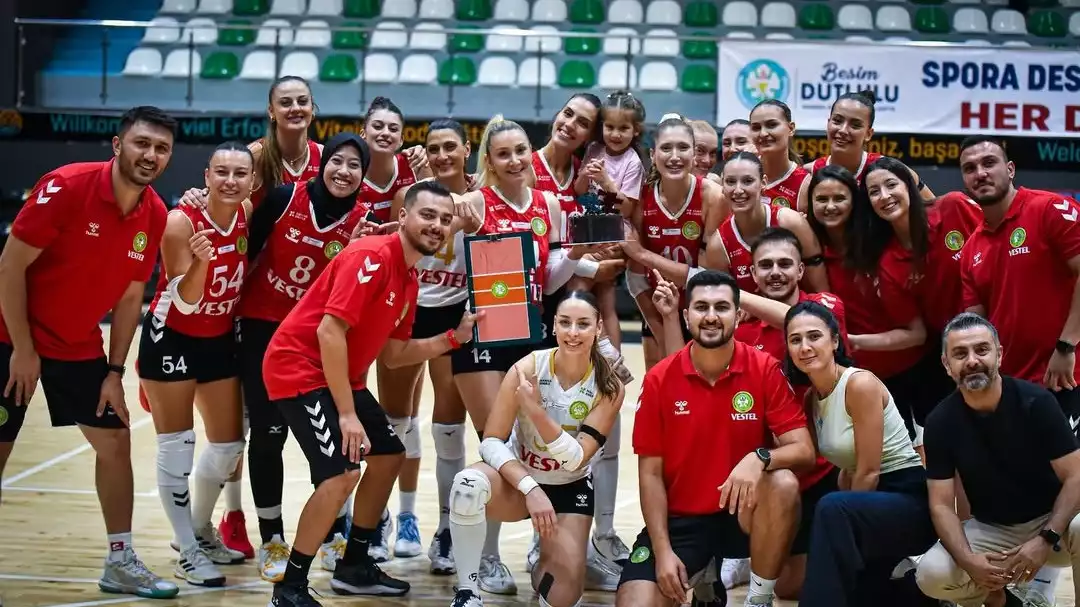 Potret Manisa BBSK berfoto bersama usai berhasil meraih kemenangan di turnamen pramusim.