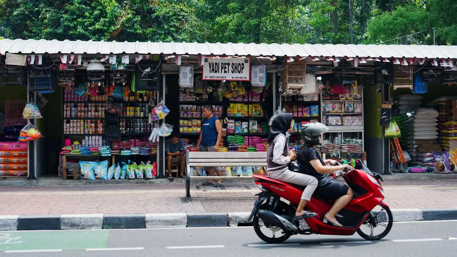 Sejumlah pedagang Pasar Barito mengeluhkan rencana relokasi ke Lenteng Agung.