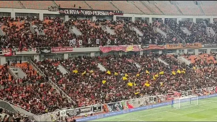 The Jakmania membentangkan sebuah spanduk sebagai bentuk duka dan doa terkait musibah yang melanda Bali.