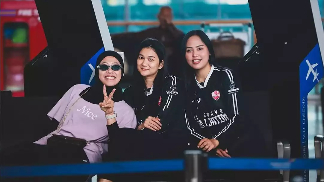 Megawati Hangestri bersama skuad Bank Jatim