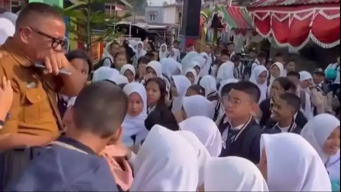 Drama Kepala SMPN 1 Prabumulih: Dicopot karena Tegur Anak Wali Kota, Kini Balik Lagi Usai Viral