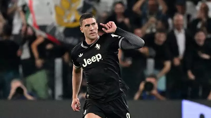 Dusan Vlahovic merayakan gol Juventus ke gawang Borussia Dortmund