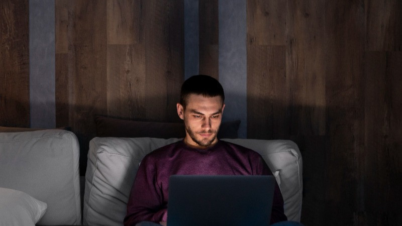 Sudah Punya Istri tapi Suami Masih Gemar Onani dan Menonton Blue Film, Bagaimana Hukumnya dalam Islam?
            - galeri foto