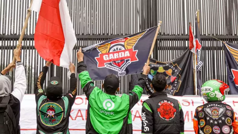 Berita Foto: Ojol Gelar Aksi di DPR, Tuntut Komisi Maksimal 10 Persen dan Hapus Sistem Driver Prioritas