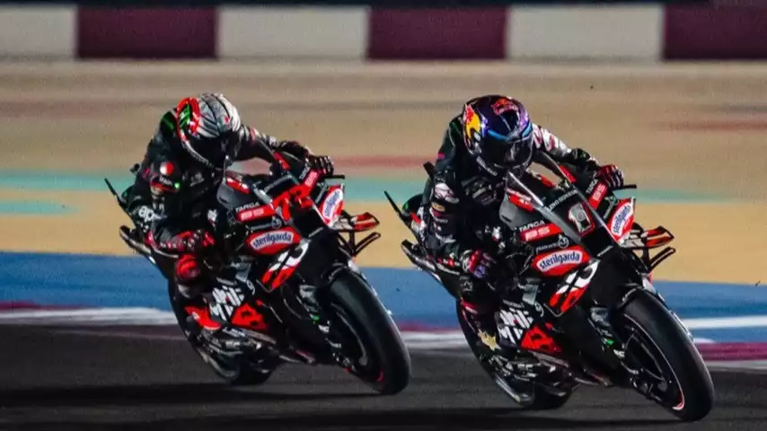 Dua pembalap Aprilia, Jorge Martin dan Marco Bezzecch di MotoGP 2025