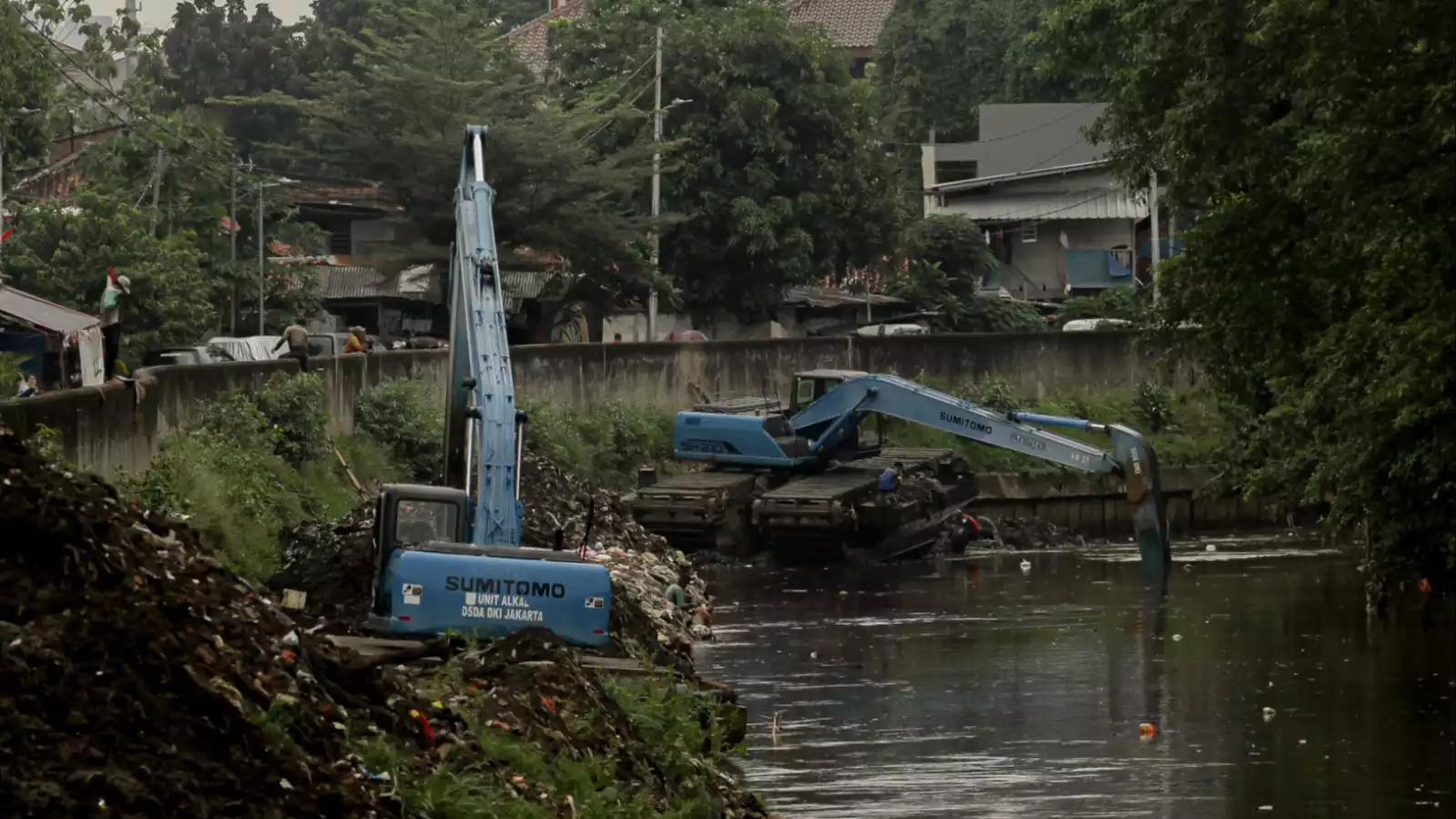 Lautan Sampah di Sungai Ciliwung, Pencari Ikan Kesulitan Beraktivitas