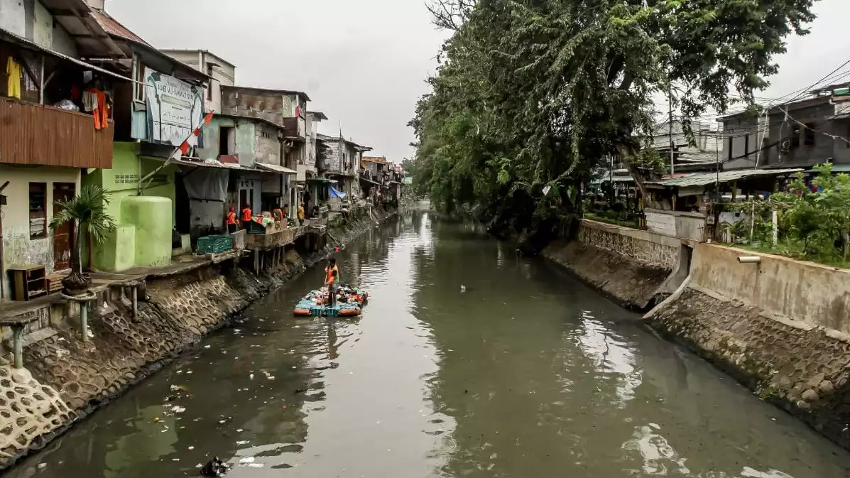 Suasana di kawasan kumuh permukiman padat penduduk, Galur, Jakarta Pusat, Jumat (19/9).