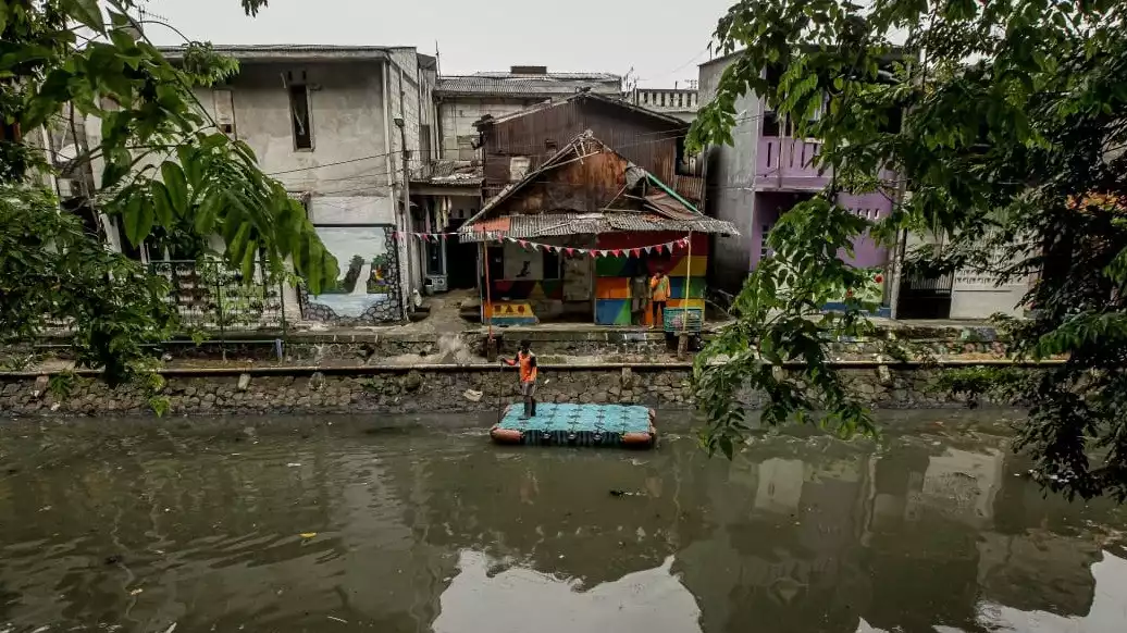 Suasana di kawasan kumuh permukiman padat penduduk, Galur, Jakarta Pusat, Jumat (19/9).