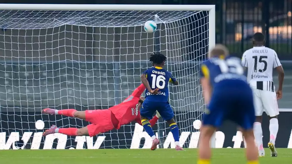 Gift Orban mencetak gol ke gawang Michele Di Gregorio dalam laga Hellas Verona vs Juventus