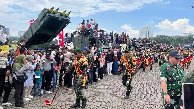 Wanita bernama Hani rela mendatangi kekasihnya di Pameran Alutsista yang digelar di Monas