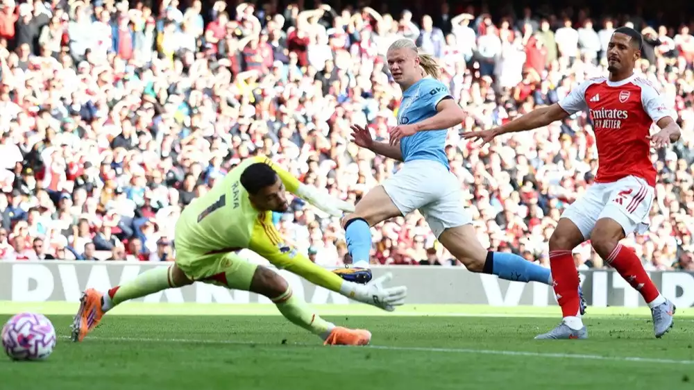 Erling Haaland membawa Manchester City unggul atas Arsenal