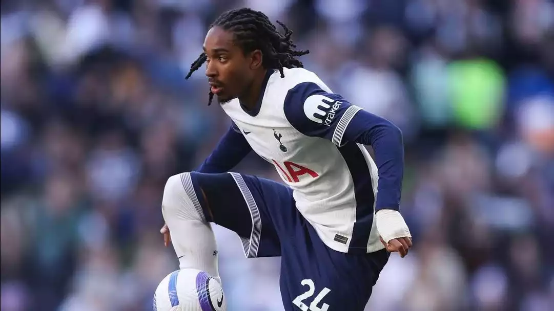 Pemain klub Liga Inggris Tottenham yang beragama Islam Djed Spence