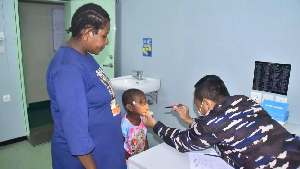 Bakti sosial dan kesehatan yang dilakukan Kemhan RI di atas KRI dr. Wahidin Sudirohusodo-991.