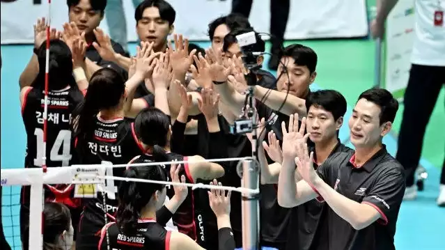 Red Sparks menerima kekalahan telak di KOVO Cup 2025.